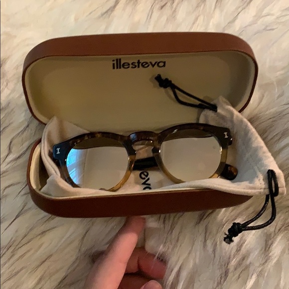 Illesteva Accessories - NEW Illesteva Leonard Silver Mirrored Glasses